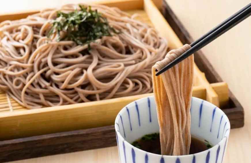 荞麦面煮多久才会熟(煮荞麦面一般煮十分钟左右就熟了)