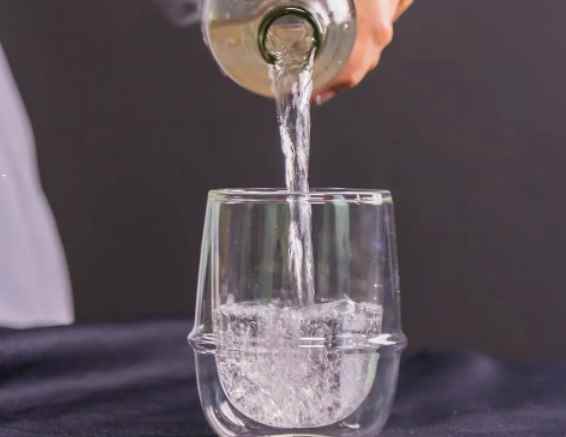 蒸馏水可以喝吗(白开水往是自来水烧开后的状态)