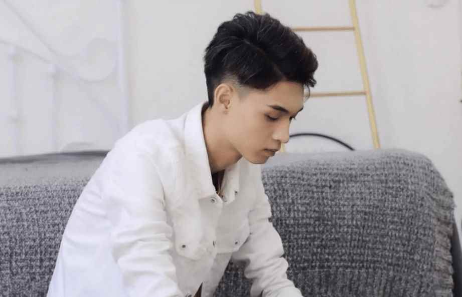 秦霄贤多大(秦霄贤“现挂”段子讽刺之前催促演出的观众:你说就一个人上来送)