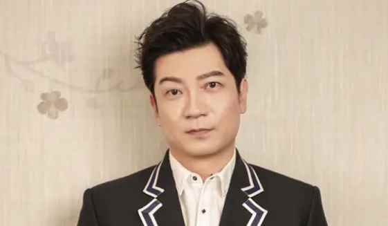 《我站在桥上看风景》金馆长是谁扮演的