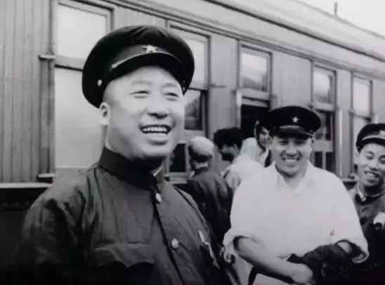 第一任铁道部部长是谁（1958年,54岁的滕代远主动离开了工作岗位,这是怎么一回事）