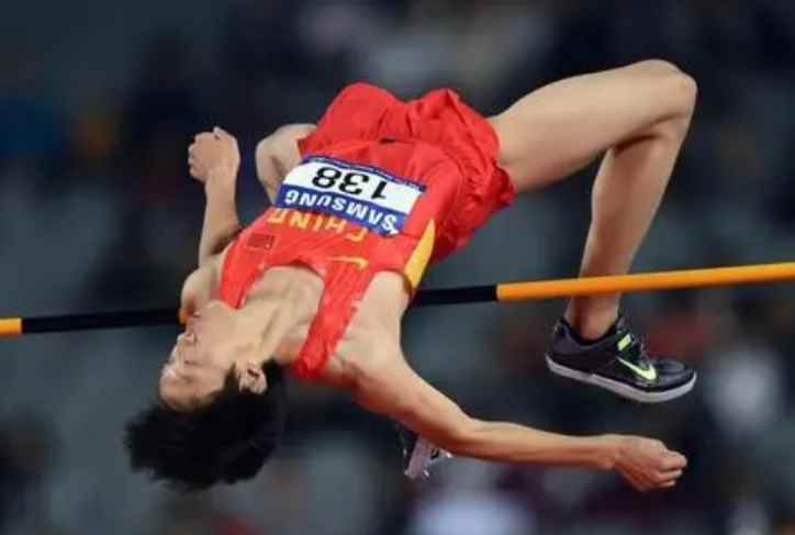 国伟化是什么意思(张国伟的身材和技术动作颇象)