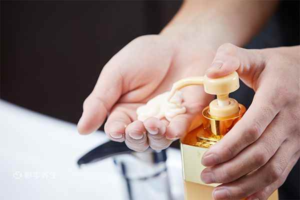 发膜和护发素的区别(过期的护发素有什么妙用)