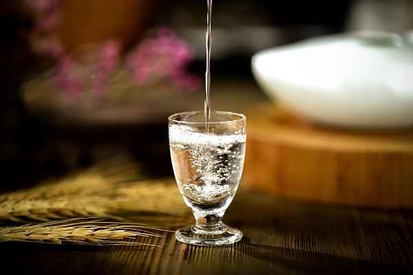 摄图网_500610131_白酒酒花(企业商用).jpg 什么东西解酒最快(酒后喝一杯蜂蜜水或者吃几口蜂蜜是不错的选择)