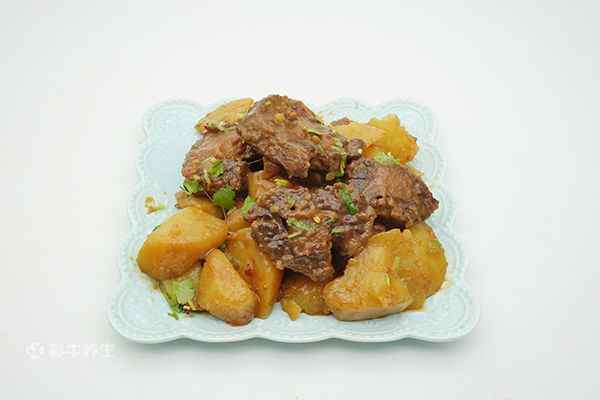 五花肉烧土豆的做法