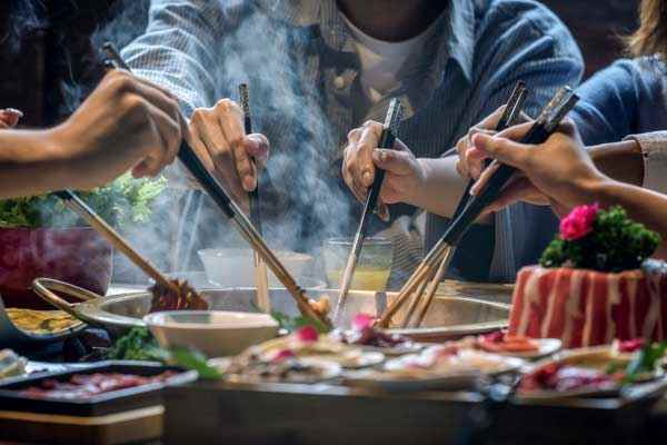 火锅美食青年聚会(企业商用).jpg 哪些东西胆囊炎不能吃(胆囊炎患者应保持清淡饮食的原则)