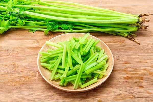 芹菜2.jpg 高尿酸吃什么食物好