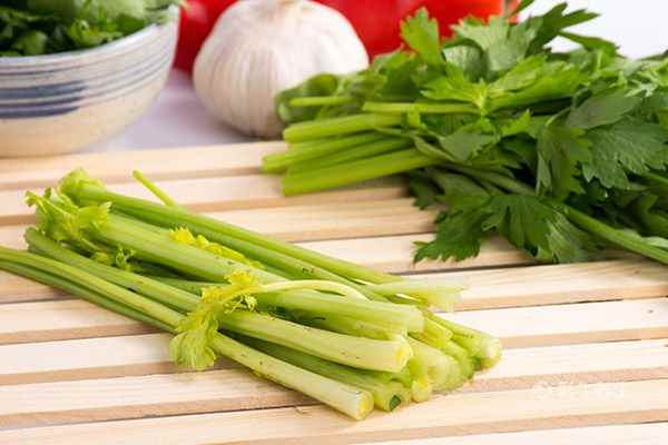 西芹3.jpg 什么食物去湿气