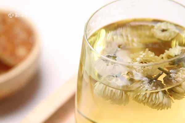 喝菊花茶2.jpg 去火喝什么茶