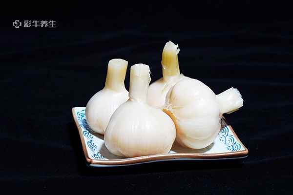 蜂蜜泡大蒜3.jpg 大蒜泡白酒有什么功能