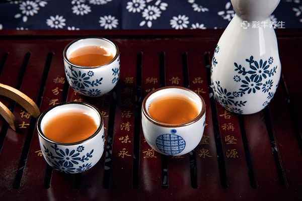 喝黄酒1.jpg 月经不调如何调理食补