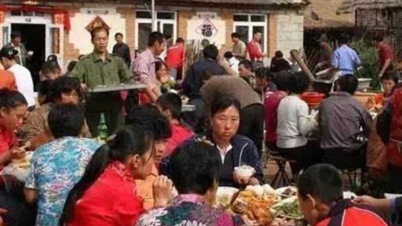梦见吃酒席挺多人是什么意思(梦见挺多人吃酒席是什么意思)