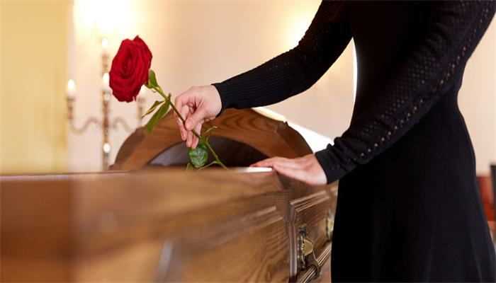 周公解梦梦见抬死人