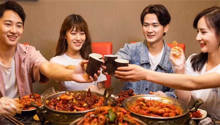 梦见别人请吃饭是什么意思