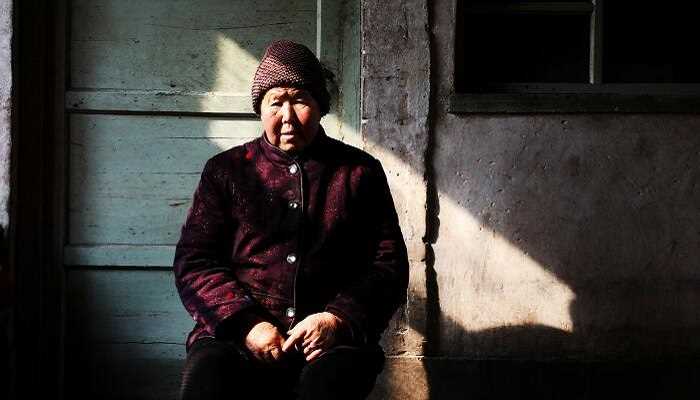 梦到家中健在老人去世的相关解释