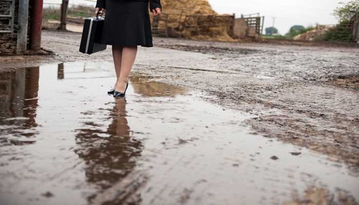 女人梦见泥巴路不好走预示