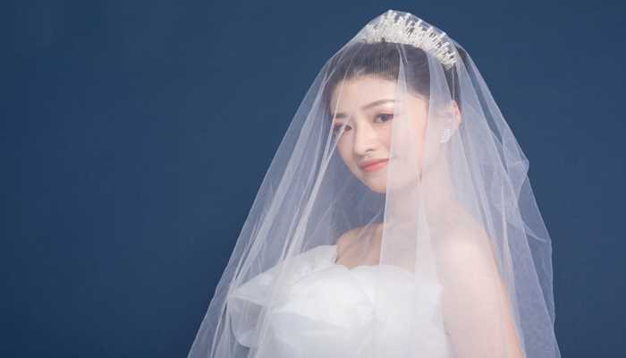 梦见穿白色婚纱