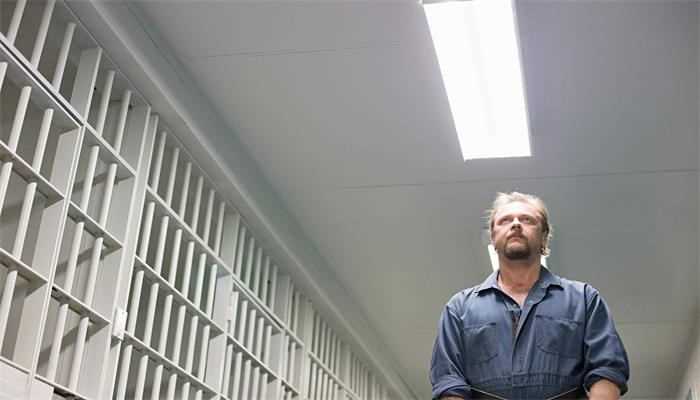 梦见自己带手铐什么意思(梦见自己带手铐的意思:说明你)