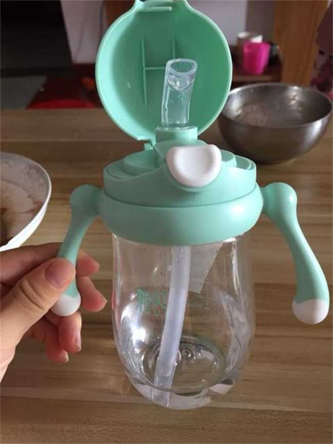 宝宝吸管杯怎么清洗(宝宝吸管杯清洁技巧婴幼儿时期的宝宝)