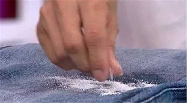 陈旧衣服红酒渍应对办法(教你轻松去除衣物上的红酒渍)