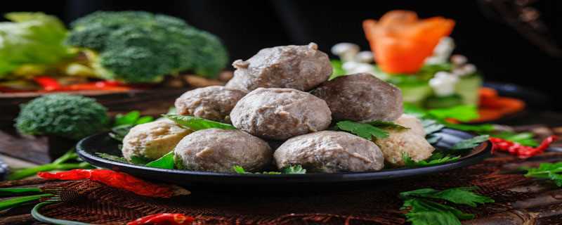 牛筋丸和牛肉丸的区别有哪些(牛筋丸和牛肉丸的区别主要体现在外表、口感以及适合人群等)