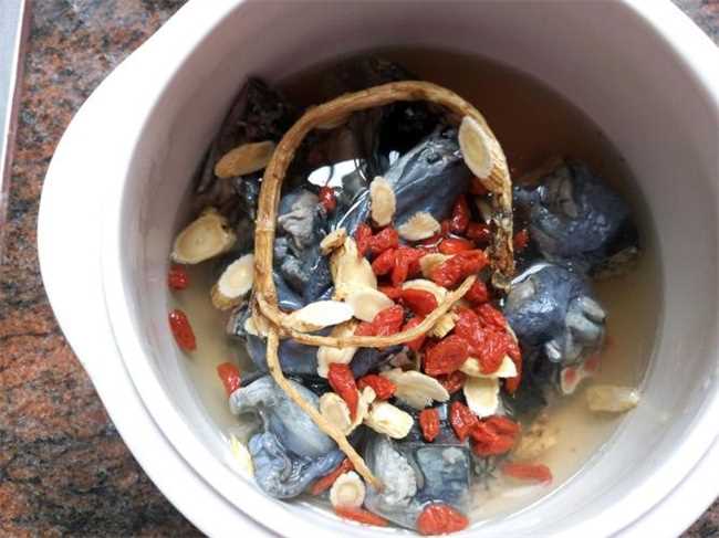 乌鸡炖汤加什么食材比较补气血(乌鸡炖汤加什么食材可以补气血)