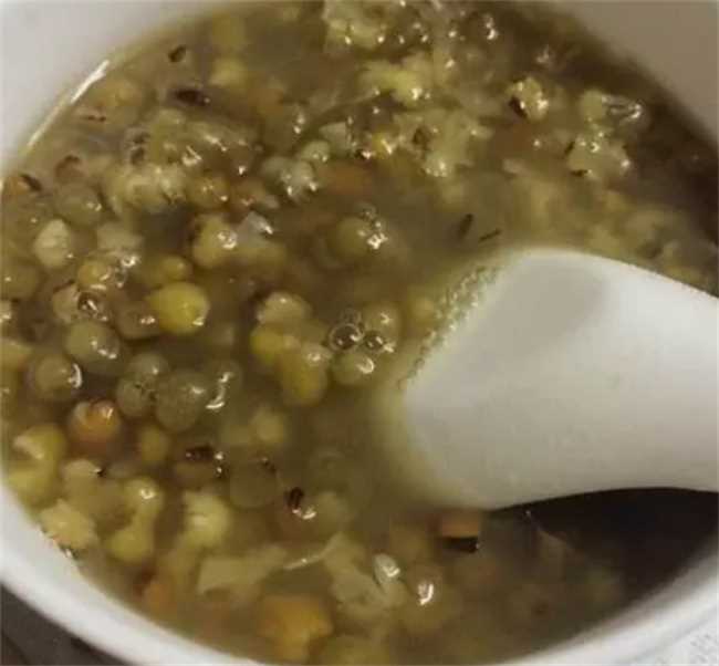 绿豆汤煮成红色好还是绿色好(绿豆汤是红色好还是绿色的好)