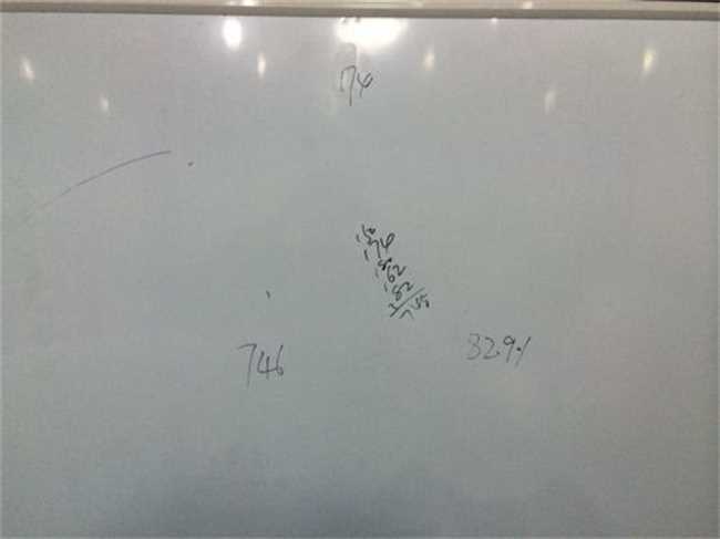 如何去除白板上的记号笔笔迹(白板上的记号笔用什么能擦掉)