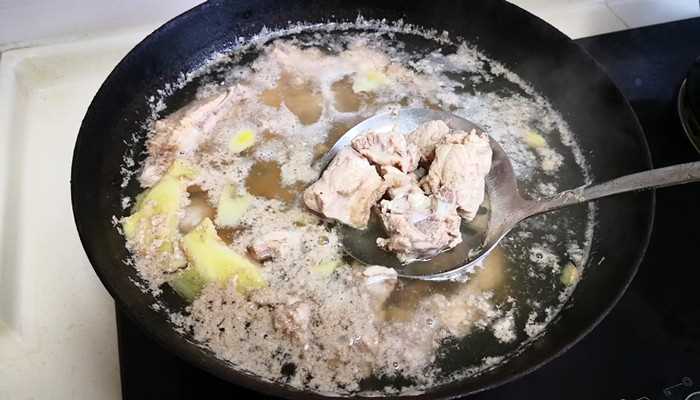 焯水与汆水的区别(焯水的作用有以下几个方面)