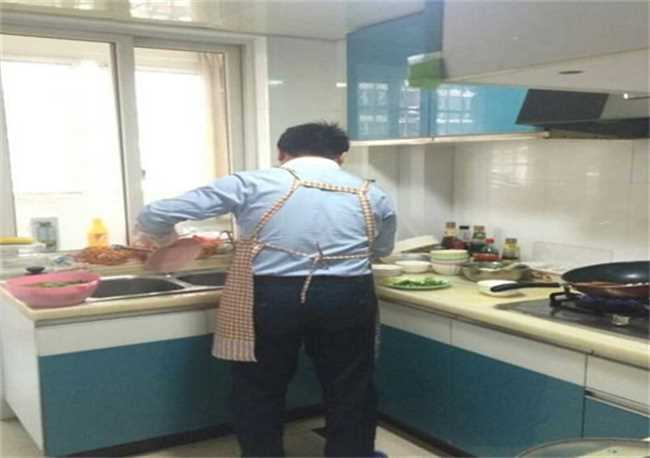 别人一做饭我家满是油烟味物业管吗(别人家做饭的时候我家满屋子都是油烟味)