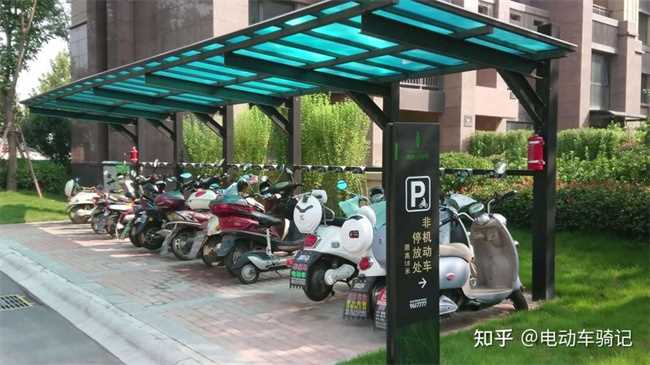 电动车充电变绿灯还需要继续充吗(电动车充电绿灯亮了还充电吗)