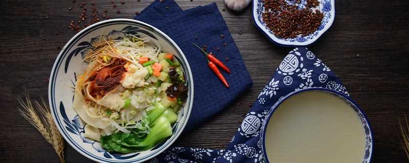 油泼面是哪的(油泼面是陕西一种传统的特色面食)