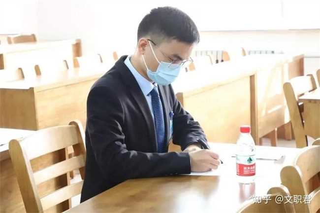 面试的时候需要摘掉口罩吗(面试要摘掉口罩吗在特殊的时间段)