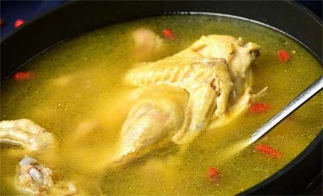感冒喝鸡汤可以吗(喝鸡汤能治感冒)