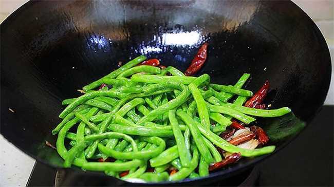 四季豆不炒熟会不会中毒呢(四季豆不熟会中毒是真的吗)
