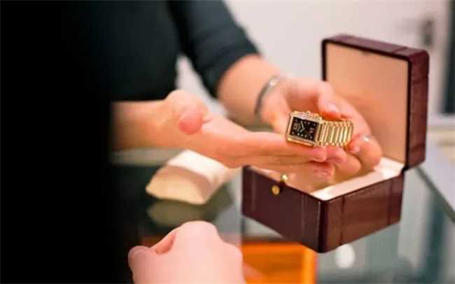 戴劳力士出门频繁被抢?如何戴表不被贼惦记