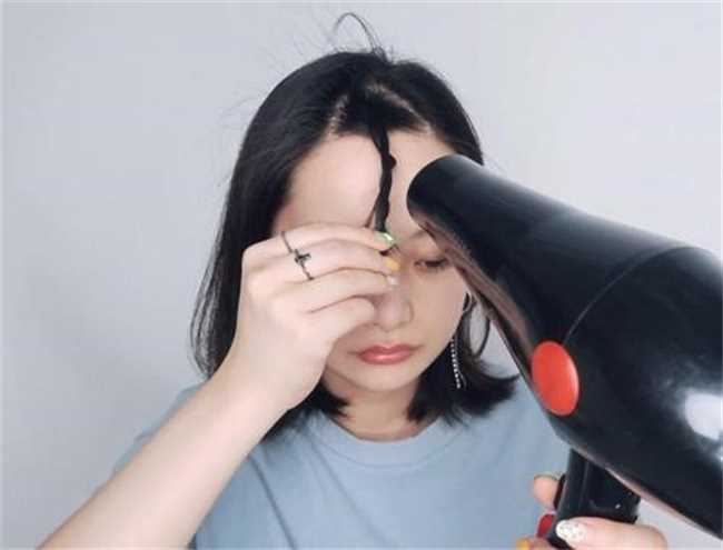 刘海中分了怎么弄回来(刘海总是中分怎么恢复)