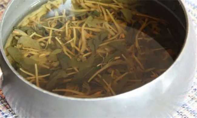 金银花蒸黑了还能喝吗(自己晒的金银花变黑能喝吗)