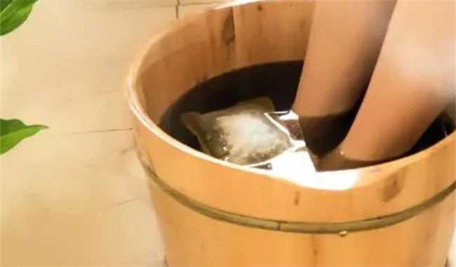 夏天泡脚出一身汗好吗(人们在炎热的夏天泡脚时不建议出太多的汗)