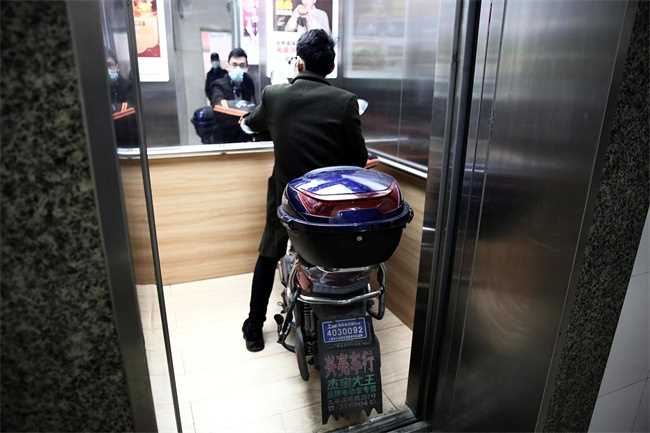 电动车进入电梯违法吗(电动车上电梯会违法吗)