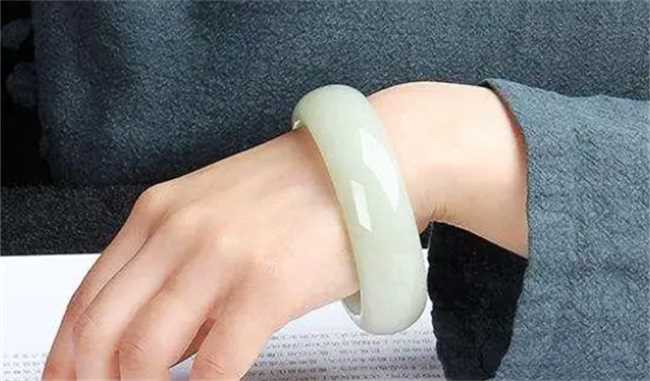 戴玉有什么好处(长期戴玉的好处和功效)