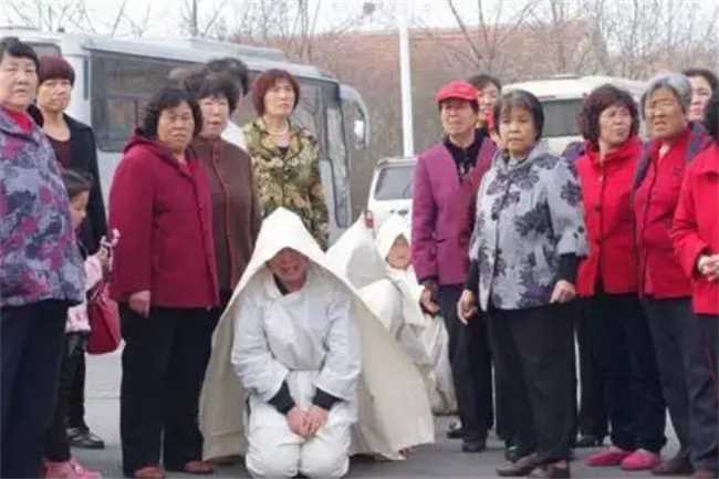 老年人去逝儿女怎样做(老人去逝子女如何做)