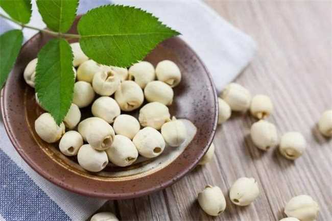 干莲子和新鲜莲子的功效有区别吗(鲜莲子和干莲子的区别是什么)