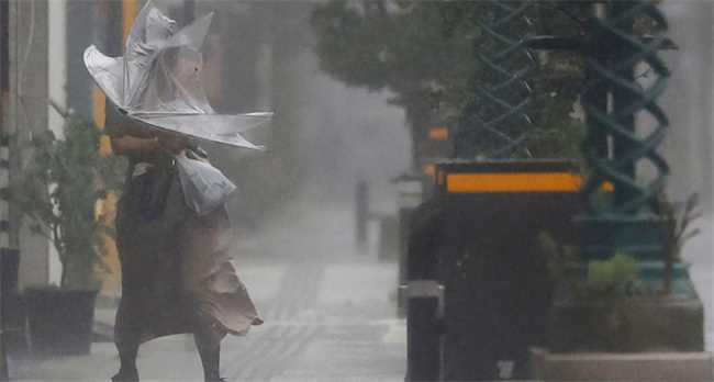日本遭遇数十年来最具破坏力台风,超30万户停电