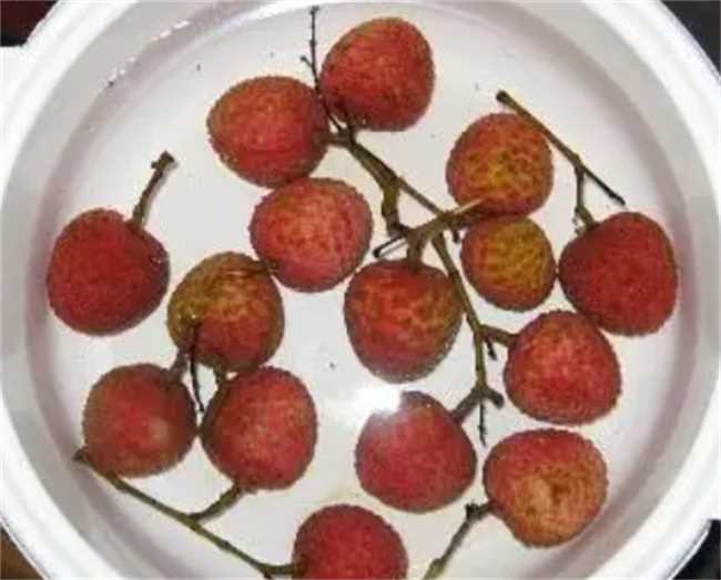 荔枝怎么保存时间长一点没有冰箱(新鲜的荔枝没冰箱怎么保存)