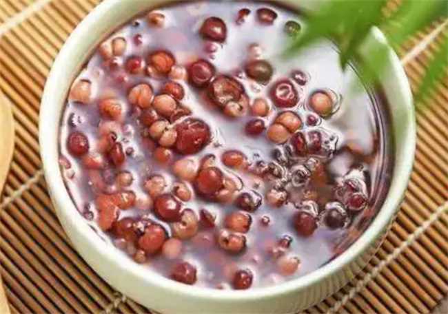 红豆薏米水怎么煮去湿气效果好(红豆薏米水的正确做法去湿气)