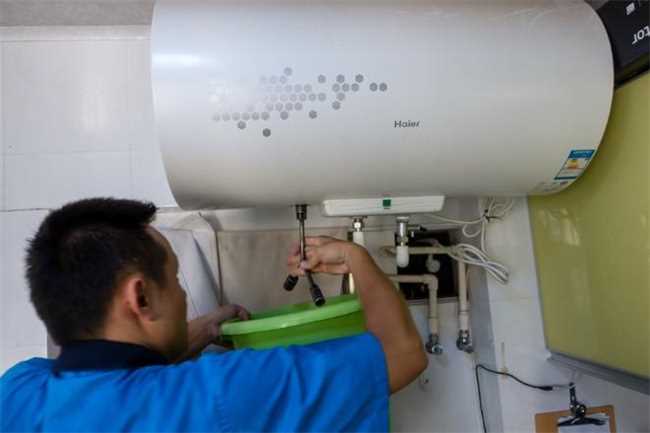 电热水器应该如何保养(定期清洗热水器内胆很有必要)
