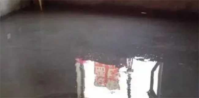 房间太热往地上洒水有用吗(房间太热在地上洒水有效果吗)