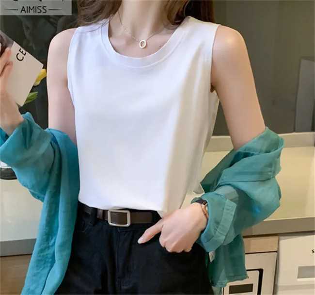 夏季里面背心吊带外面怎么穿(吊带背心外面穿什么衣服炎热的夏季里面穿背心)
