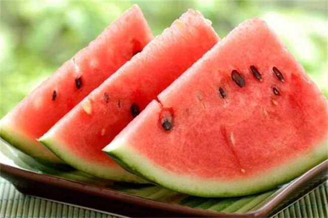 夏天适宜吃的水果是什么(夏季该吃哪些水果炎热的夏天)